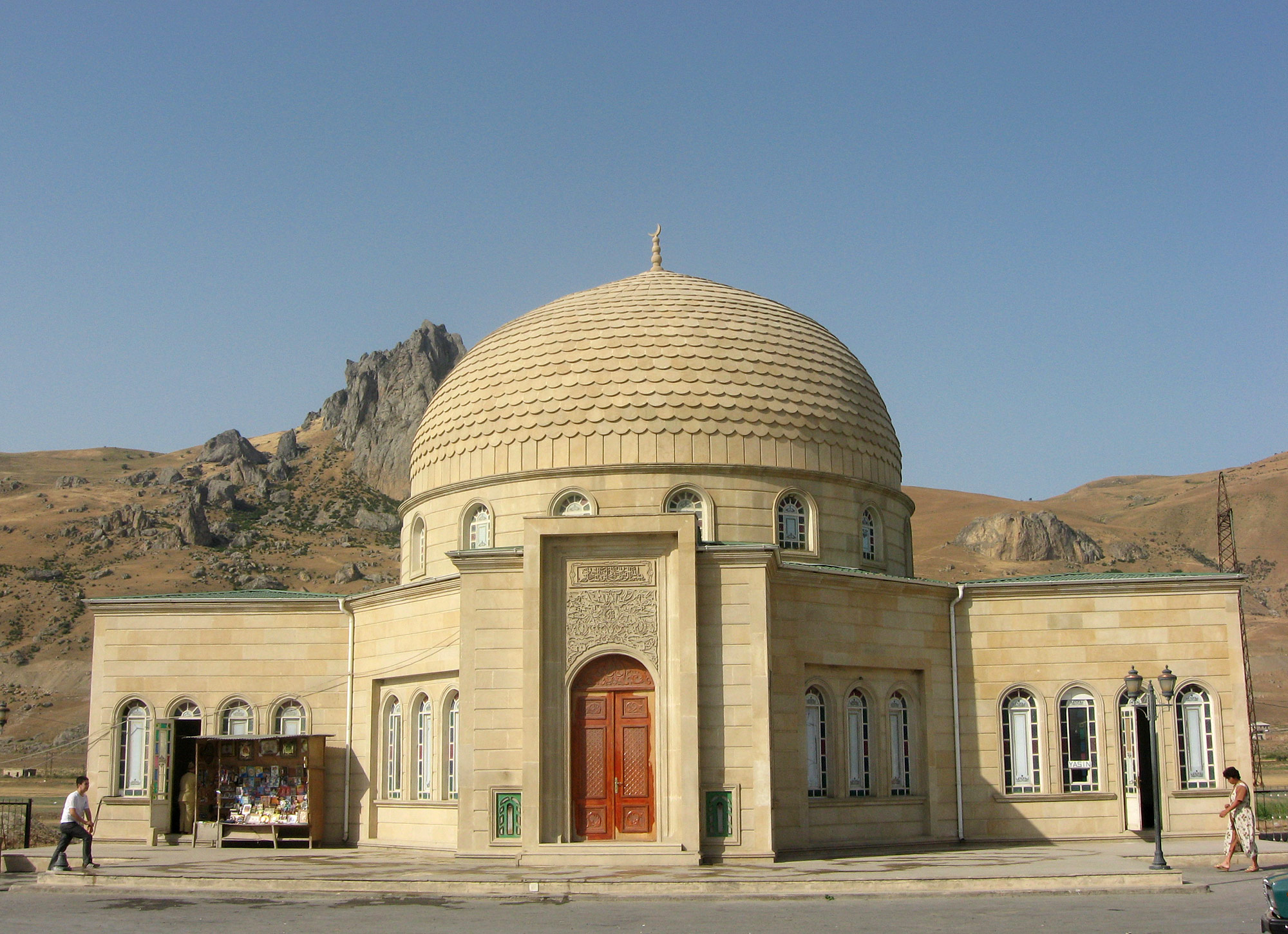 Beshbarmaq mount, Siazan (Siyəzən, Сиазань) (Photo license: CC BY-SA 3.0)